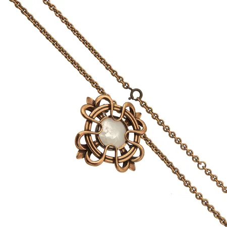 Kaulaketju, pituus 58cm, kivirintaneula riipuslenkillä Kalevala Koru, Lilja-riipus, korkeus 45mm, pronssia.