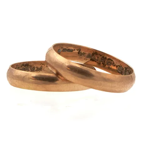 Kaksi sileää sormusta, kaiverrettuja, koot 18, 585,  Paino: 5,8 g