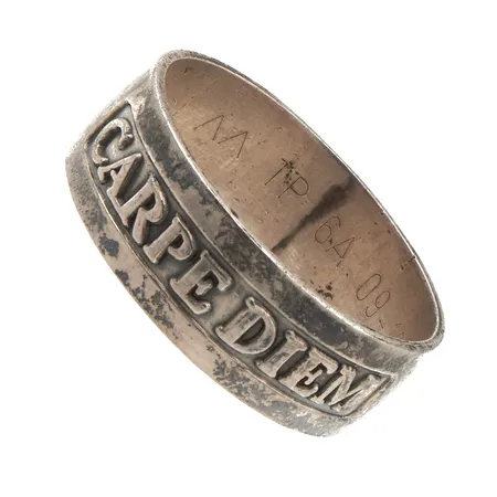 Sormus, koko 22, kaiverrettu,  Paino: 6,4 g