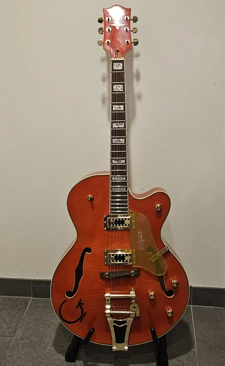 Sähkökitara, kaularaudan suojakansi puuttuu, vibra-kampi irronnut, valmistettu kiinassa, hihna, kova laukku