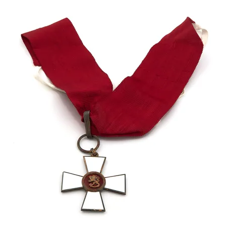 Suomen Leijonan ritarikunnan rintamerkki, tekijänleima Koruteollisuus Tillader Oy, oma rasia, 813br, Paino: 42,6 g