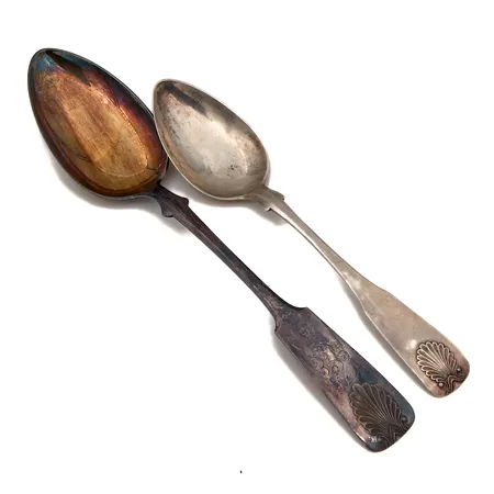 Kaksi lusikkaa, kaiverrettu, Musla, pituudet 206 ja 250mm, 813,  Paino: 116,3 g