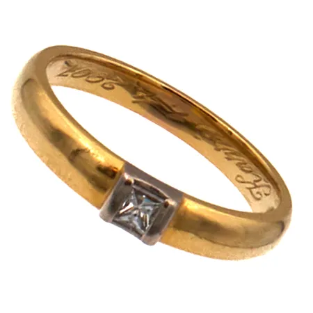 Timanttisormus 1xn.0.10ct Princess-hiontainen, koko 17½, kaiverrettu, 750br kelta- ja valkokulta,  Paino: 3,4 g