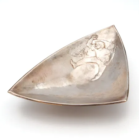 Vati, korkeus 40mm, Ø 150mm, kaiverrettu, nimileimat Unto L.Erälampi ja Reino Hurme, 1961, 813, Paino: 133,1 g
