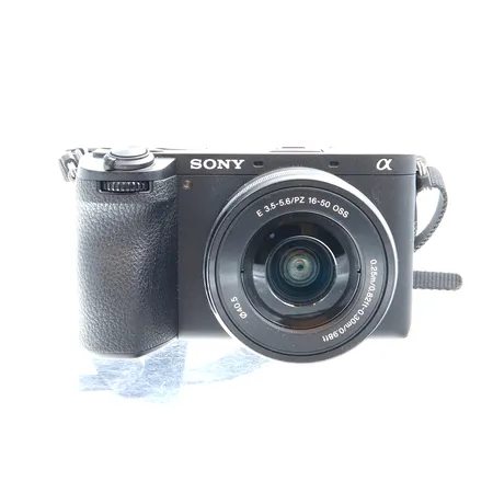Mikrojärjestelmäkamera Sony ILCE-6700, akku, vastavalosuoja ja kaksi objektiivia Sony 1.8/35mm ja 3.5-5.6/PZ 16-50mm OSS. Ei akkulaturia!