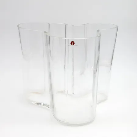 Aalto-maljakko Iittala, kirkas, kaiverrus Alvar Aalto, korkeus 160mm, pieniä naarmuja ja pohjassa siirtelyjälkiä