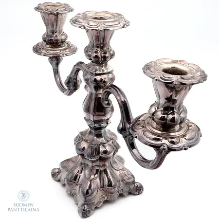 Hopeinen kolmihaarainen kynttilänjalka, korkeus 240mm, kynttelikön yksi kruunu löystynyt, kaiverrettu, 813br, Paino: 821,5 g