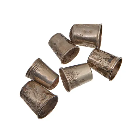 Kuusi sormustinta, kaiverrettu ja käytön jälkiä, osassa lommoja, 813,  Paino: 20,1 g