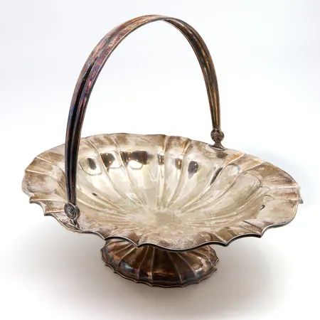 Tarjoiluastia kahvalla, kaiverrettu, korkeus 10cm, mitat 22x28cm, 813br, Paino: 529,3 g