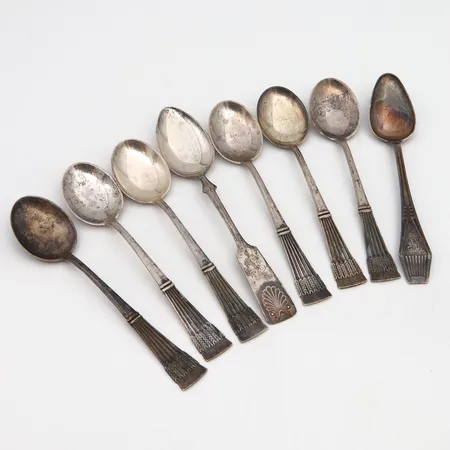 Kahdeksan kahvilusikkaa, osa kaiverrettu, pituudet 115-125mm, 813, Paino: 99,4 g