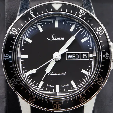 Teräsrannekello Sinn, 104 pilot, ref 104.3673, taulun Ø 41mm, muoviranneke, automaatti, pientä käytön jälkeä, laatikko