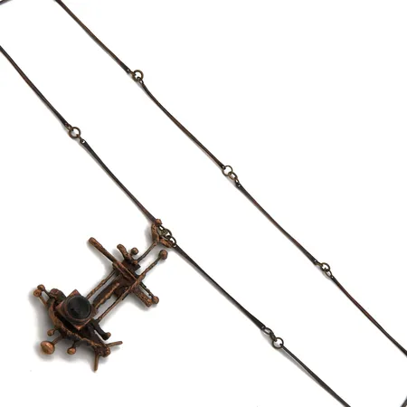 Kaulakoru, design. Pentti Sarpaneva, pituus n.64cm, riipuksen korkeus 91mm, pronssia,
