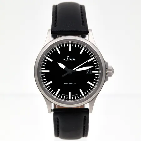 Teräsrannekello, Sinn 556, automaatti, rungon Ø 38mm, ref. 556.22042, nahkaranneke, rungossa vähäisiä käytön jälkiä