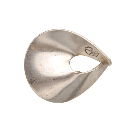 Rintaneula, mitat 36x30mm, design Pekka Piekäinen, Auran Kultaseppä Oy, vuodelta 1978, 925, Paino: 9,9 g