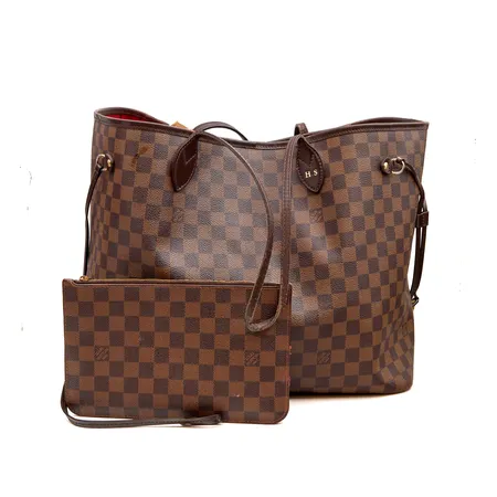 Käsilaukku Louis Vuitton Neverfull MM Damier Ebene, datecode FL3171, Made in France, vuodelta 2011, nimikirjaimet, mukana sisäpussukka 25x15cm, FL4188, käytön jälkiä, kulumaa nahka- ja metalliosissa, sisäosassa tahroja, sisätaskun pinta osittain hilseillyt pois, ei kuitteja tai laatikoita.