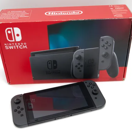 Pelikonsoli Nintendo Switch, näytössä naarmuja, mukana alkuperäinen laatikko ja kaikki tarvikkeet, takuukuitti päivätty 29.11.2021.