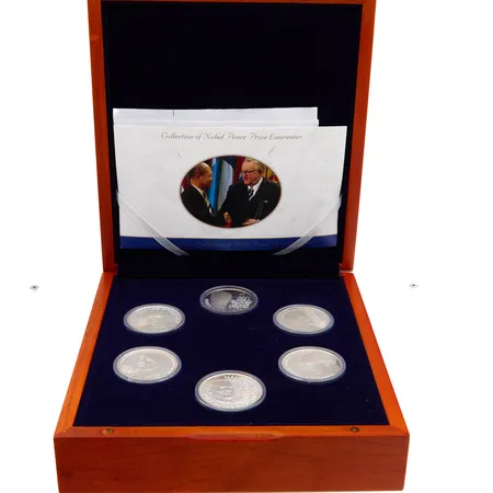 Seitsemän hopeamitalia, Collection of Nobel peace price laureatus, Nobel-kokoelma, laatikko ja todistus, 925-999, Paino: 190 g
