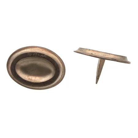 Kaksi juustonappia, kaiverrettu, mitat 34x21mm, 813h,  Paino: 10,3 g