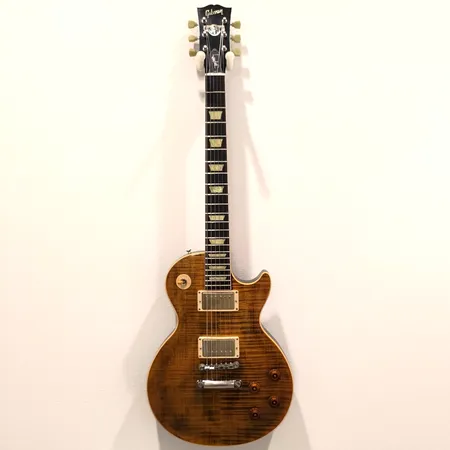 Sähkökitara Gibson, Joe Perry Signature Boneyard Les Paul, SN: BONE451, Burstbucker #2 & #3 mikrofonit, 2x volume 2x tone, 3tie-mikrofonivalitisn (keskiasento on tehtaalla kytketty out-of-phase) , yhden palan mahonkikaula ruusupuu-otelaudalla ja syvällä kaulaliitoksella, mahonkirunko AAA loimuvaahtera-kannella, skaala 24.75", kaulaprofiili Rounded 1958, otelautamerkit helmiäistä, hyvin pientä käytön jälkeä, kuitti ja Gibsonin kova boneyard kantolaukku
