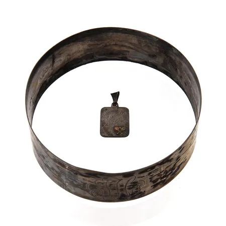 Maljakonreunus ja riipus, kaiverrettuja, 813-830, Paino: 26,6 g