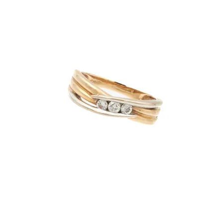 Timanttisormus 3xn.0.07-0.05ct, koko 17½, keskimmäisen timantin istutus löystynyt, 585br, Paino: 3,8 g