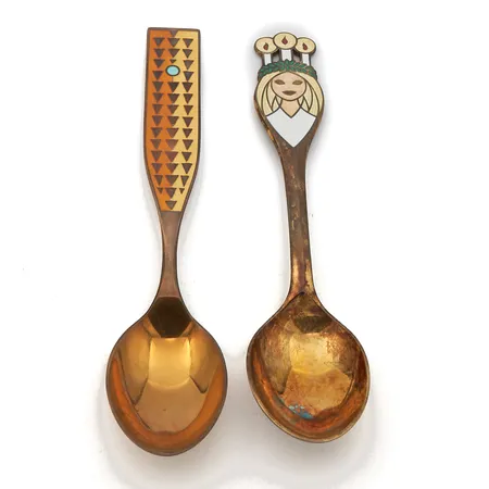Kaksi joululusikkaa, emaloitu, Anton Michelsen, 1959 ja 1960, pituudet 162 ja 167mm, 925, Paino: 96 g