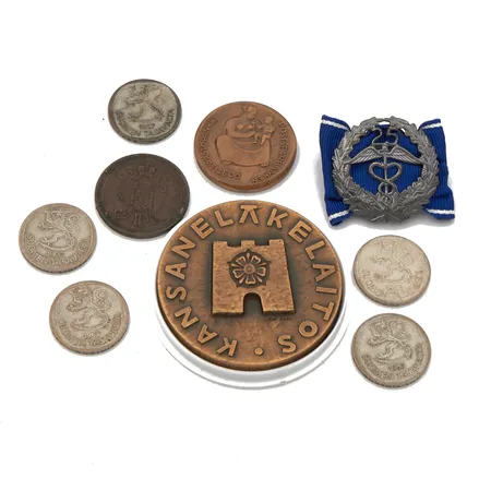 Kaksi mitalia kansaneläkelaitos ja postisäästöpankki Ø 57 ja 34mm, pronssia, kolikko 10 penniä vuodelta 1916 pronssia ja viisi markan kolikkoa vuosilta 1965-1968, 500, rintamerkki 830br, Paino: 39 g