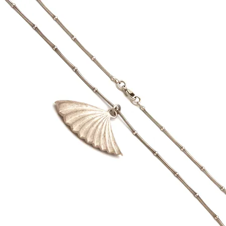 Kaulakoru Kalevala Plise, riipuksen korkeus 35mm, ketjun pituus 45,5cm, 925, 12,5g Paino: 12,5 g