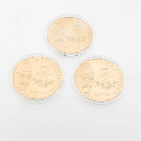 Kolme Mannerheim-mitalia, Ratsutaistelija, Talvisodan ylipäällikkö ja Ratsastajapatsas, kullattu, Ø 38,6mm.