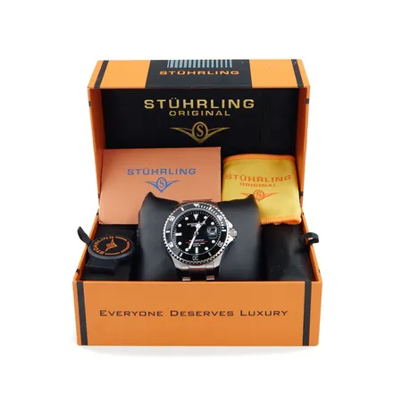 Teräsrannekello Stuhrling Depthmaster 200m, rungon Ø 42mm, rannekkeen pituus 160mm, mukana laatikko, takuukortti ja kolme jatkopalaa.