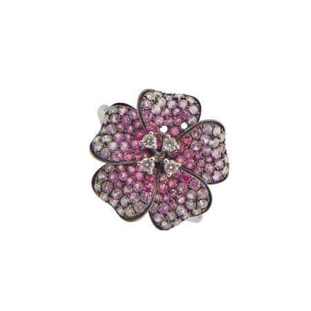 Kivisormus timanteilla, 4xn.0.03ct 25xn.0.01ct, koko 17, muutama kivi irronnut, 750br valkokulta, Paino: 3,9 g