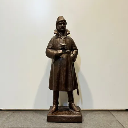 Kipsiatsas C.G.E. Mannerheim, Evert Yli-Porila, päivätty 1940, materiaali patinoitunut, korkeus n. 58cm.  Ei lähetetä