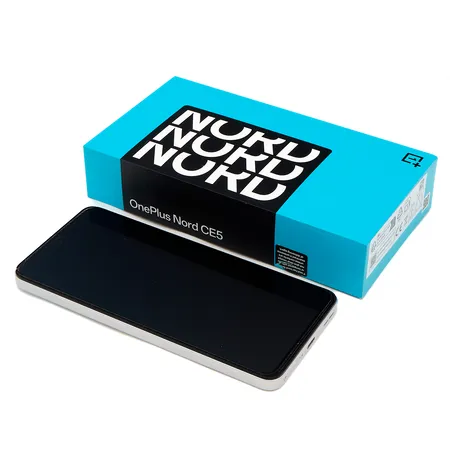Matkapuhelin, One Plus Nord CE5 8/128GB, white marble, ostokuitti (Power 11.3.2026) ja laatikko, panssarilasissa lohkeama