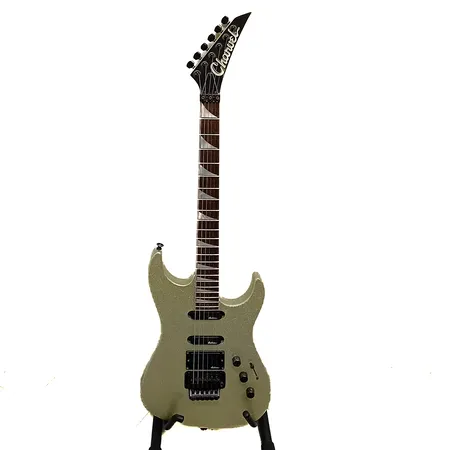 Sähkökitara Charvel 475 Deluxe Platinum, sarjanumero 332632, pehmeä kantolaukku, alkuperäiset sähköt, kaksi halkeamaa takana, metalliosissa osittaista ruostetta.