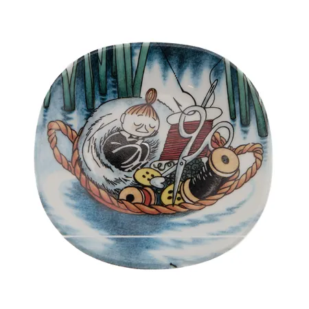 Seinälautanen Arabia muumi, Nokoset ompelukorissa, Tove Jansson ja Tove Slotte-Elevant, kiinnitysnaru puuttuu, Ø 12cm, vuosi, 1999-2002