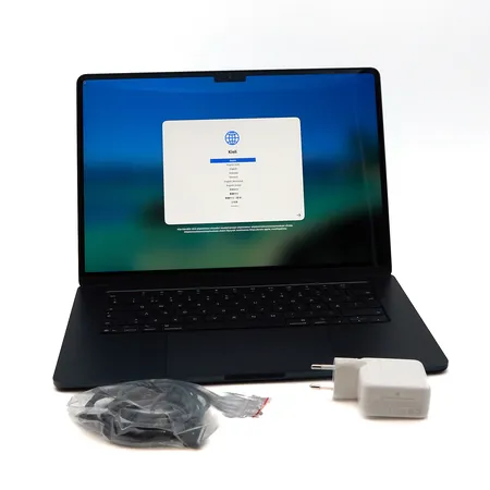 Kannettavatietokone MacBook Air 15 M4 16/256 GB (keskiyö), 1 laturi, kuitin päivämäärä 02.01.2026