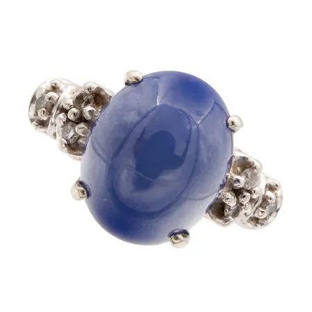 Tähtisafiiri-sormus timanteilla 6xn.0.01ct, cabochon-hiontainen, koko 17¼, kivessä pieni alle 1mm kuluma, keskikiven istutus löystynyt, 585br valkokultaa, Paino: 4,5 g