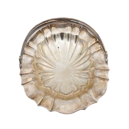 Tarjoiluastia kahvalla, kaiverrettu, korkeus 10cm, mitat 22x28cm, 813br,  Paino: 529,2 g