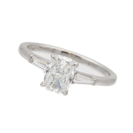 Moissaniitti-sormus timanteilla 2xn.0.13ct baquette, koko 16½, kiven istutus hieman löystynyt, 950 platina, paino: 3,1g