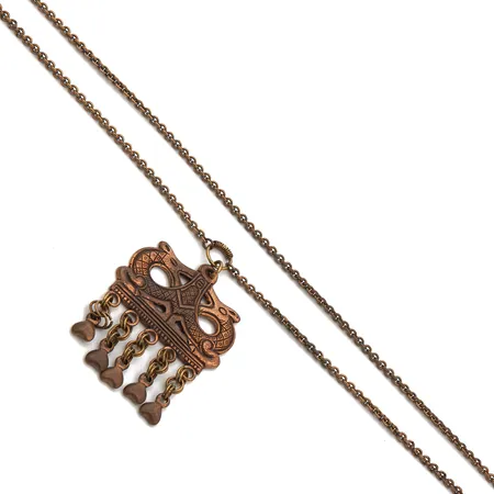 Kaulakoru, Kalevala Koru, Kaksipäinen eläin, ketjun pituus noin 82cm, riipuksen korkeus 82mm, pronssia,