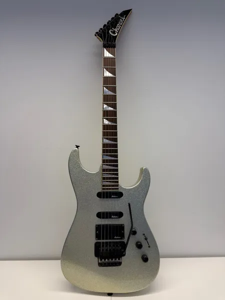 Sähkökitara Charvel 475 Deluxe Platinum, sarjanumero 332632, pehmeä kantolaukku, alkuperäiset sähköt, kaksi halkeamaa takana, metalliosissa osittaista ruostetta. Paino: 0 g Ei lähetetä