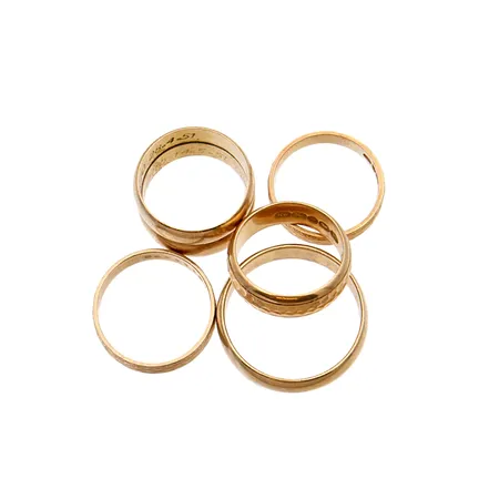 Viisi sileää- ja kuvioitua-sormusta, kaiverrettuja, 750, Paino: 28 g