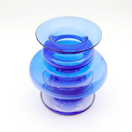 Maljakko, Tornado, Riihimäen Lasi Oy, Tamara Aladdin, signeerattu, korkeus 15,5cm, Ø 14,5cm, sininen, pientä käytön jälkeä.  Paino: 0 g
