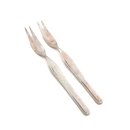 Kaksi otinhaarukkaa, Tapio, kaiverrettu, pituus 171mm, 830-916, Paino: 66,2 g