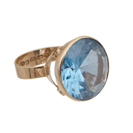 Kivisormus, kaiverrettu, koko 16¾, kiven istututs löystynyt, 585br,  Paino: 5,3 g