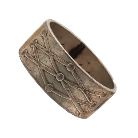 Kuvioitu sormus, Kalevala koru, koko 17, kaiverrettu, vuodelta 1967, 916, Paino: 4,8 g