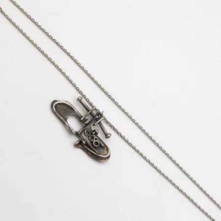 Kaulakoru, ketjun pituus 64cm, riipuksen leveys 69mm, metallia,