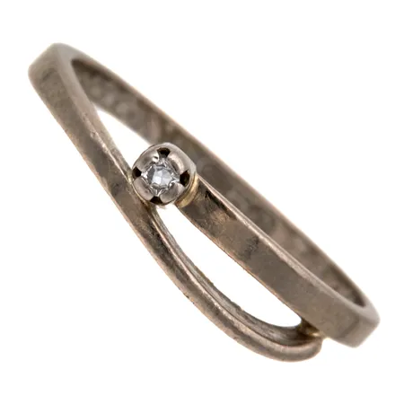 Timanttisormus 1xn.0.01ct, koko 17¼, kaiverrettu, Lapponia, 750 valkokulta  Paino: 2,6 g