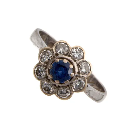 Timanttisormus kivellä 8xn.0.03ct, koko 17½, käytöstä aiheutunutta kulumaa, kaiverrettu, 750br, Paino: 3,4 g