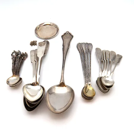 Viallisia tai kaiverrettuja hopea esineitä, 800-813, Paino: 530,8 g